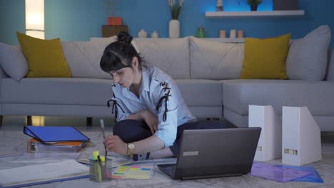 trabajadora de oficina en casa, mujer que trabaja con seriedad y concentración.