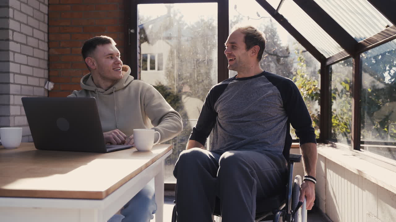 엄마와 딸이 눈 덮인 숲에서 손을 잡고 걷다