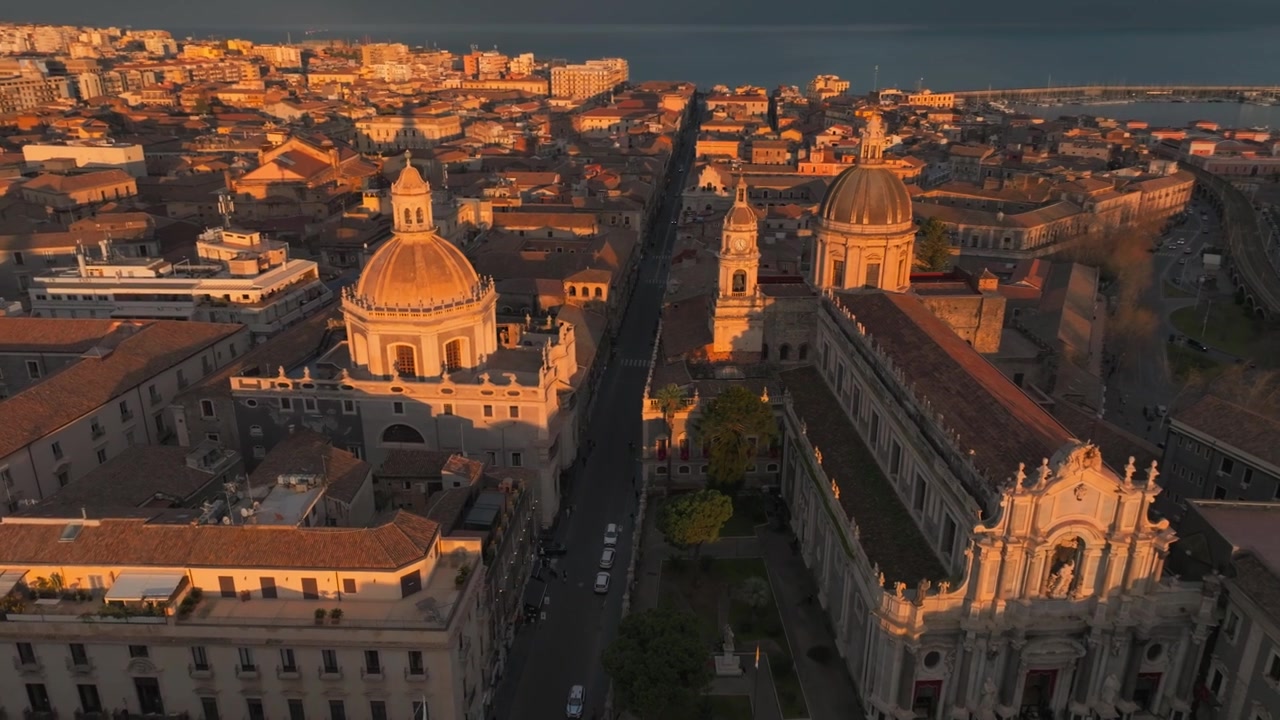 Ripresa con drone della Cattedrale Metropolitana di Sant'Agata nel Centro Storico di Catania, Sicilia, Italia, al tramonto.
