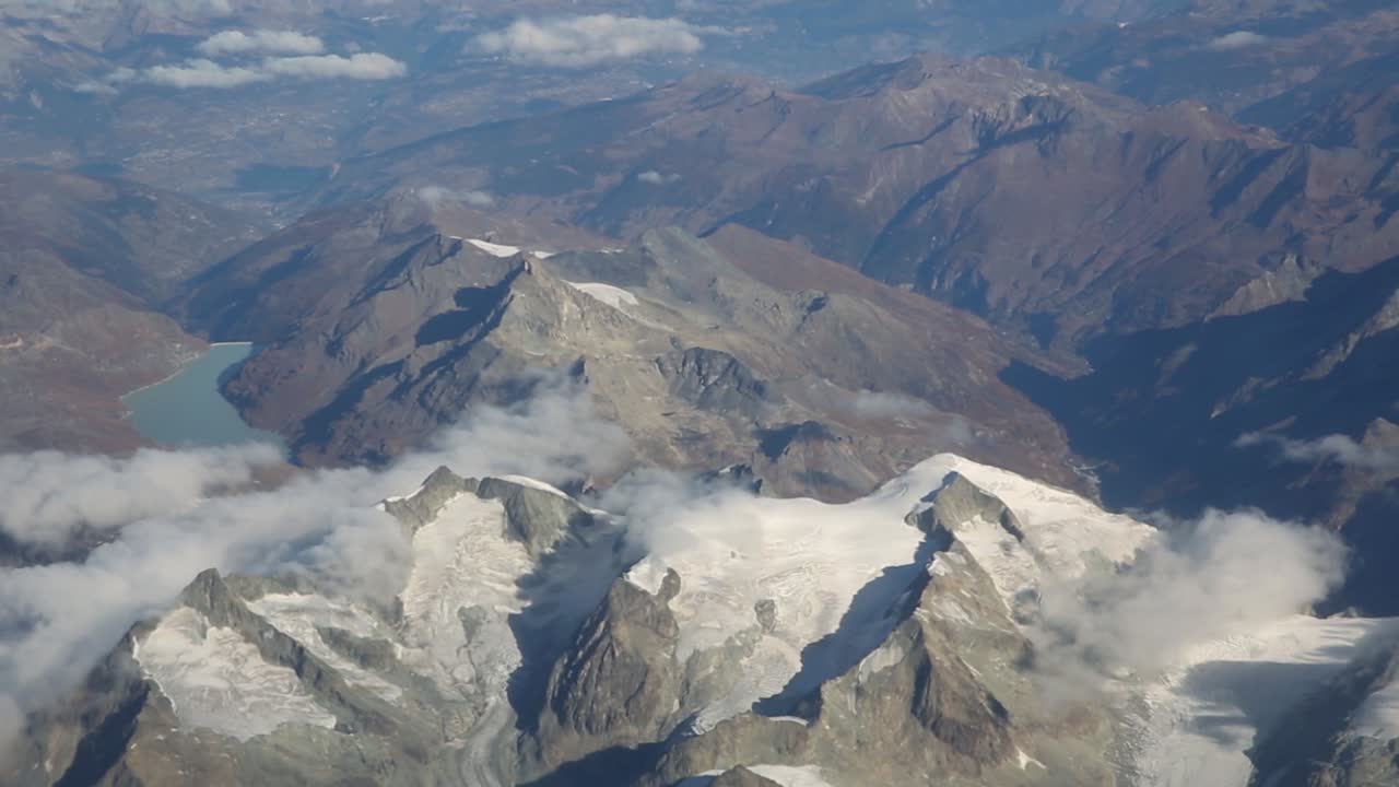 vista a la montaña de los alpes desde el avión de milán a amsterdam