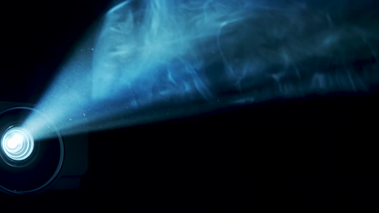 proyector de video haz a través del humo