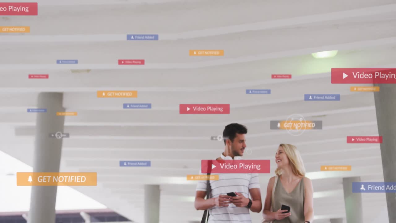 행복한 백인 커플이 걸어다니며 스마트폰을 사용하는 소셜 미디어 아이콘의 애니메이션