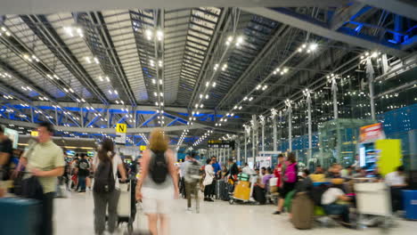 Time-Lapse-of-Tourists-in-Suvarnabhumi-Airport