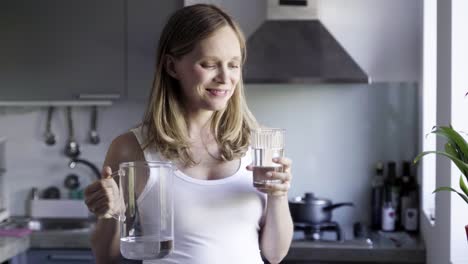 Calma-Hermosa-Mujer-Bebiendo-Agua-De-Vidrio