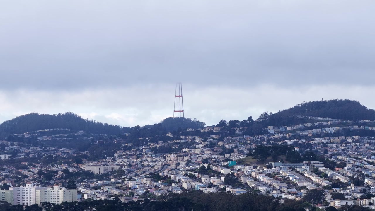 Daly City, Kaliforniya'daki Broadmoor mahallesinin havadan görünümü; Körfez Bölgesi'nde bulutlu ve kapalı bir günde konut tepesi evlerinin üzerinde yükselen ikonik Sutro Kulesi.