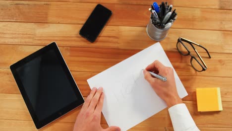 hombre de negocios trabajando en su escritorio