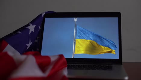 Flagge-Der-Vereinigten-Staaten-Und-Flagge-Der-Ukraine-Auf-Laptop