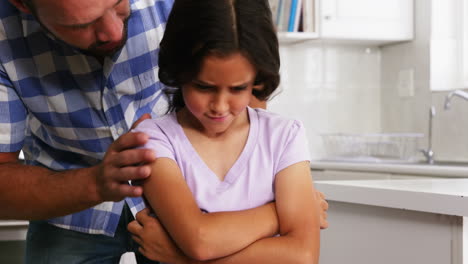 hija malhumorada con su padre