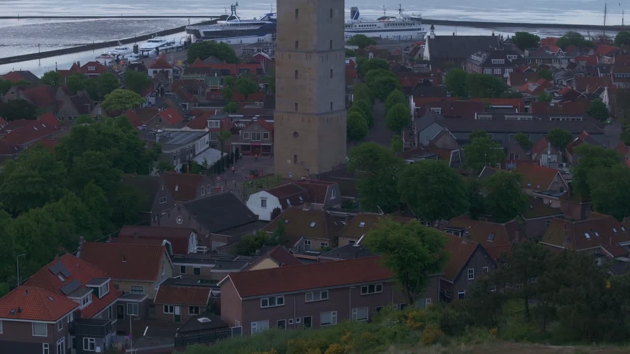 Luftfoto af Terschelling med ø, færge, solopgang, der viser levende historisk landskab i Holland