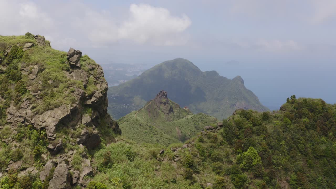 Il bellissimo e famoso sentiero del Monte Teiera vicino a Jiufen - Splendida destinazione turistica - Ripresa aerea