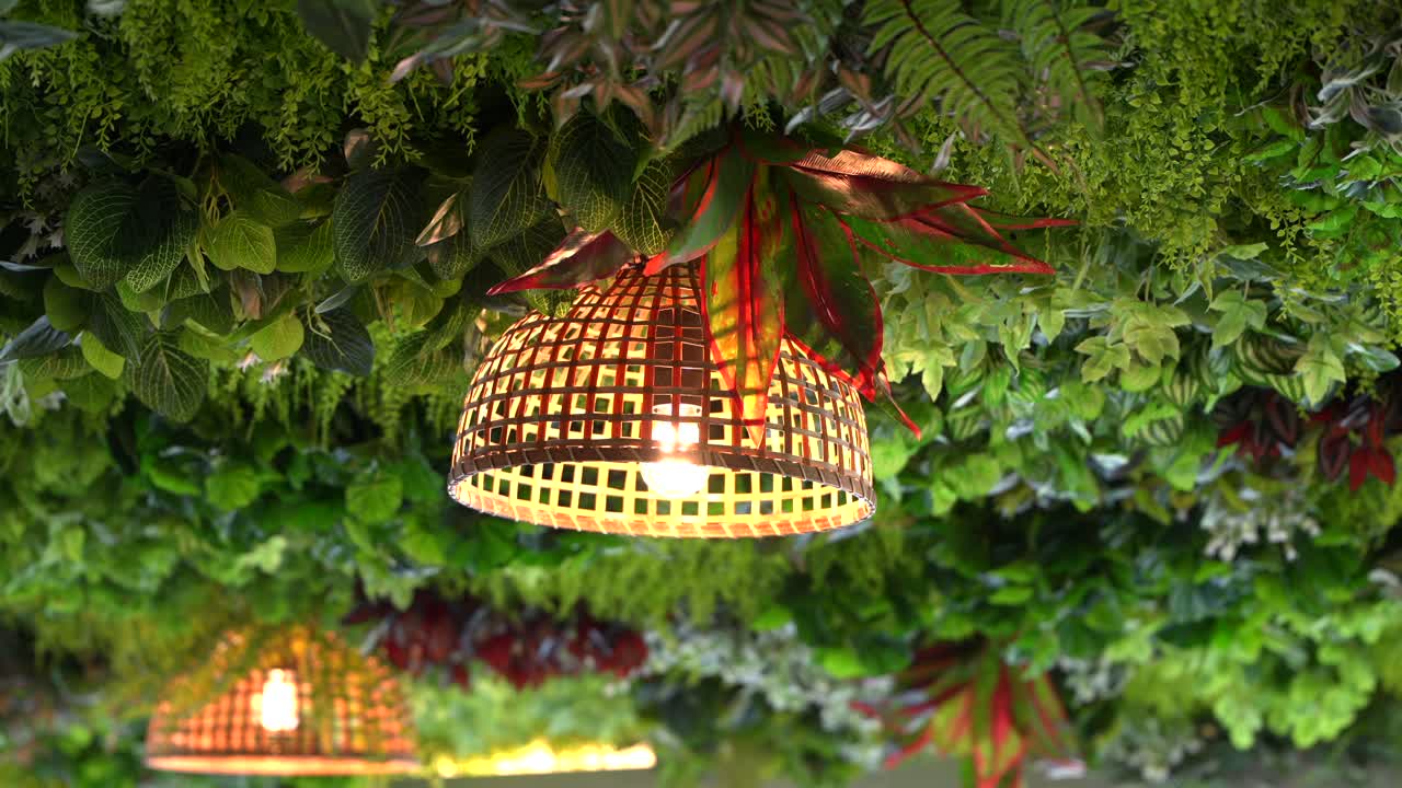 활기찬 초록색과 잎자루 장식으로 둘러싸인 짜여진 매달린 램프