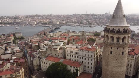 Video-Panorámico-De-La-Torre-De-Gálata-En-Beyoglu-Estambul-Con-El-Mar-Del-Bósforo,-Mezquitas-Y-El-Puente-De-Gálata-Al-Fondo-Detrás