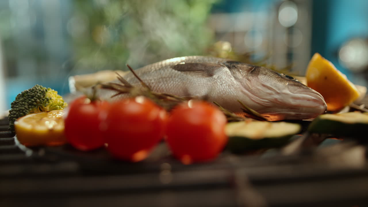 pescado marino a la parrilla con verduras