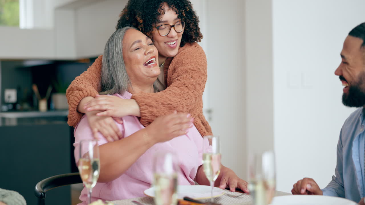 Mãe idosa, mulher e abraço na sala de estar