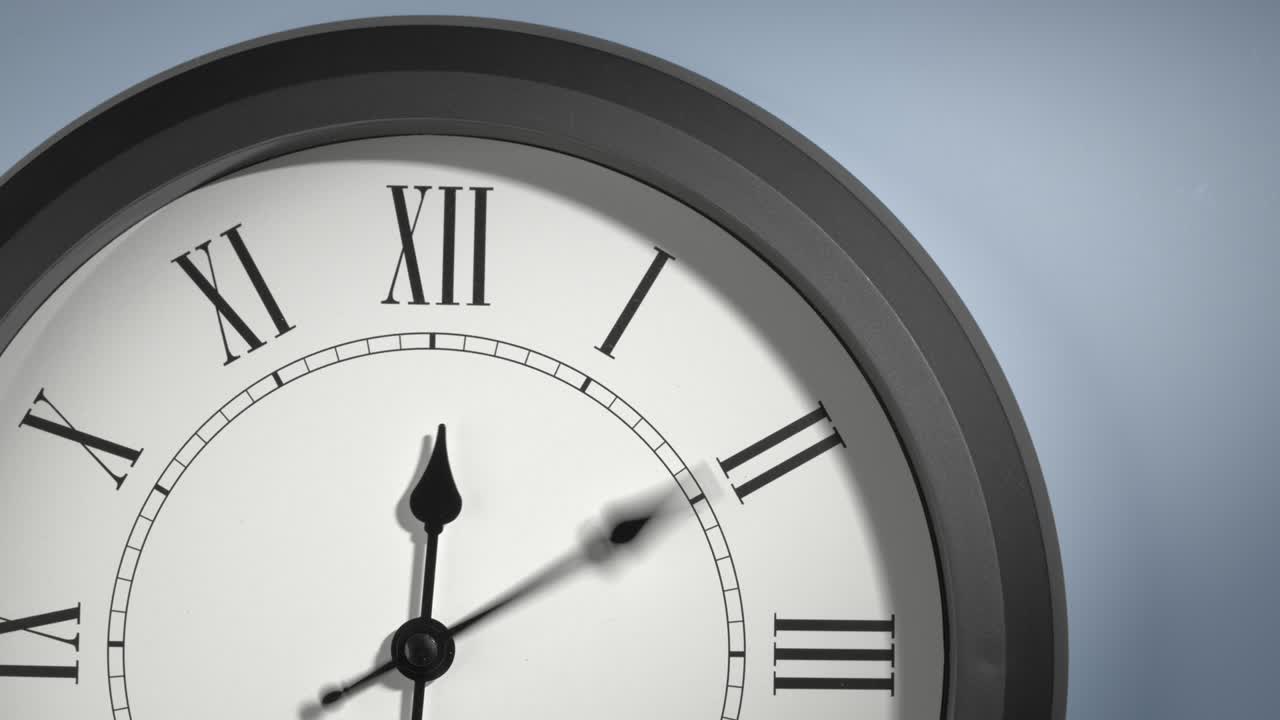 Quadrante dell'orologio con numeri romani su parete azzurra in time-lapse.