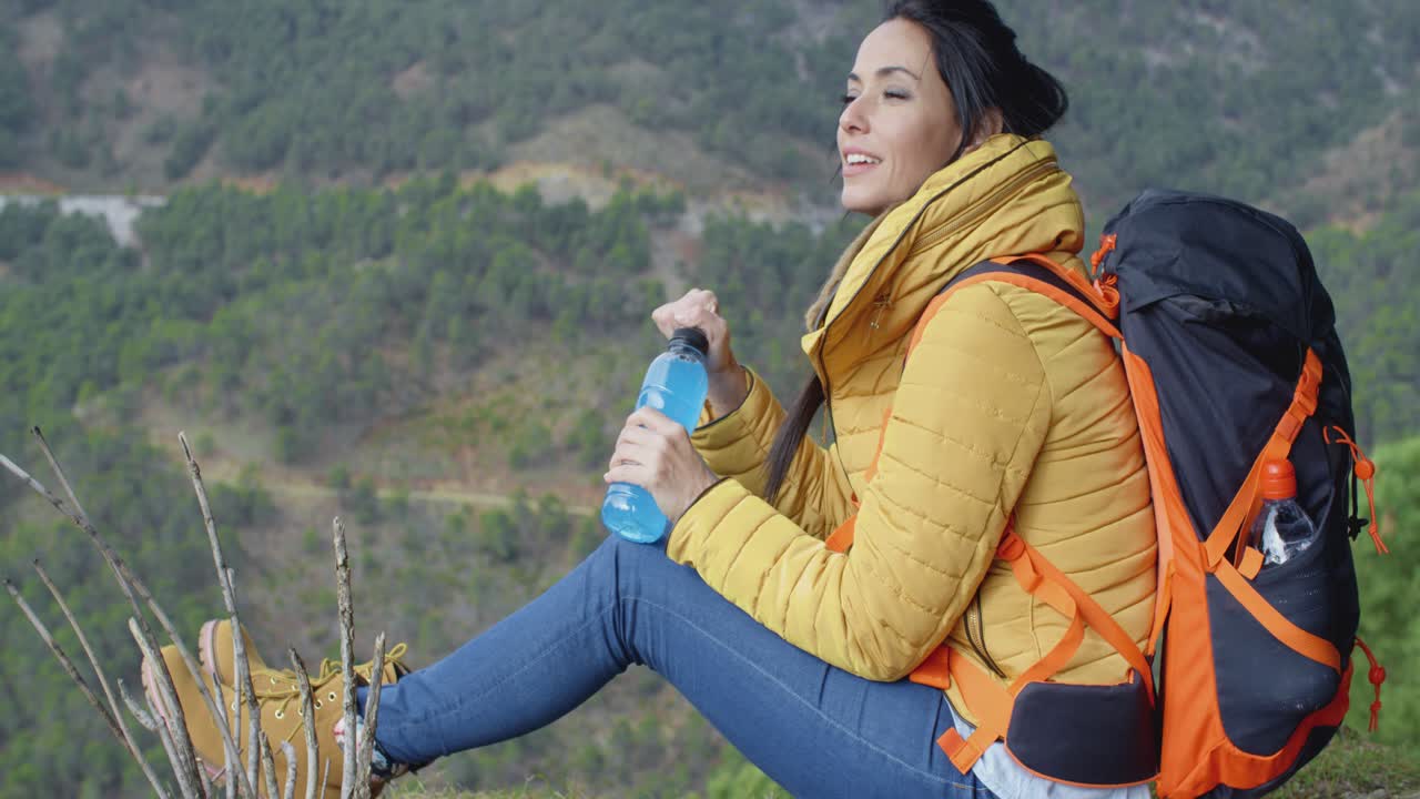 물 을 찾기 위해 잠시 멈추는 젊은 배 여행자