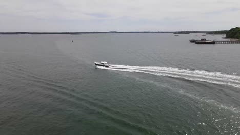 lancha dejando estela mientras navegaba a través del casco intestinal en el puerto de boston, massachusetts