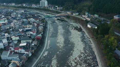 Río-Hida-Que-Atraviesa-Gero-Onsen,-Ciudad-Turística-De-Aguas-Termales,-Gifu-Japón