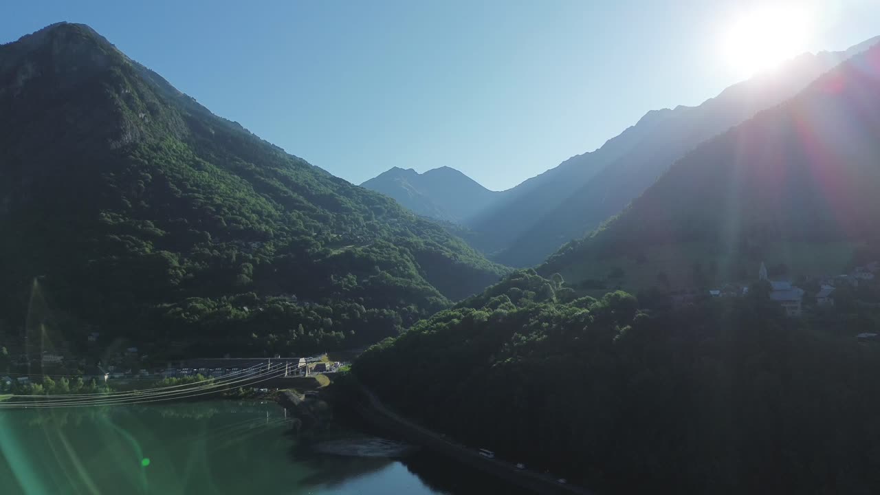 フランスアルプスにある山の湖と水力発電所のドローン空撮映像。再生可能エネルギーのコンセプト。
