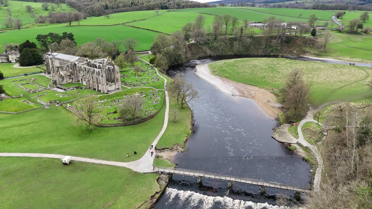drone ascendente, en el aire de la abadía de bolton en el condado de yorkshire, reino unido.