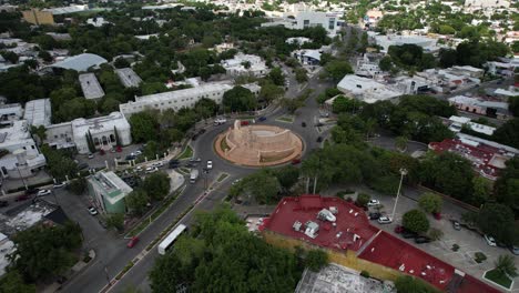 Rotationsansicht-Der-Paseo-De-Montejo-Avenue-In-Merida-Yucatan,-Mexiko