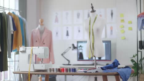un maniquí con una cinta métrica está en el estudio del diseñador