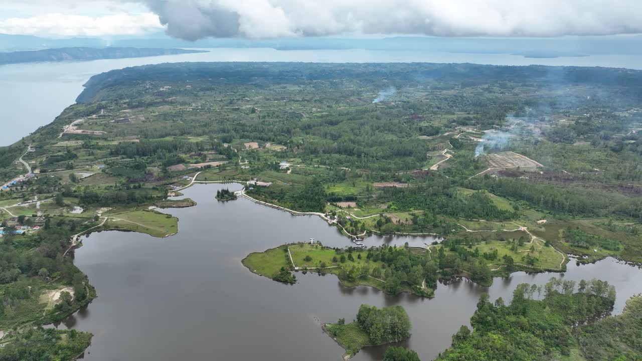 agua y vegetación hasta donde alcanza la vista