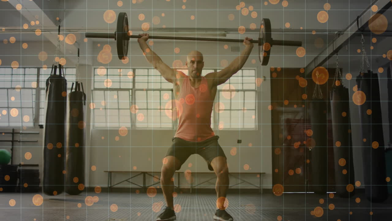 Atleta maschio che esegue un sollevamento con bilanciere in una palestra, con sovrapposizione di una griglia arancione animata.
