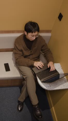 공동 작업 공간에서 노트북을 사용하는 사람