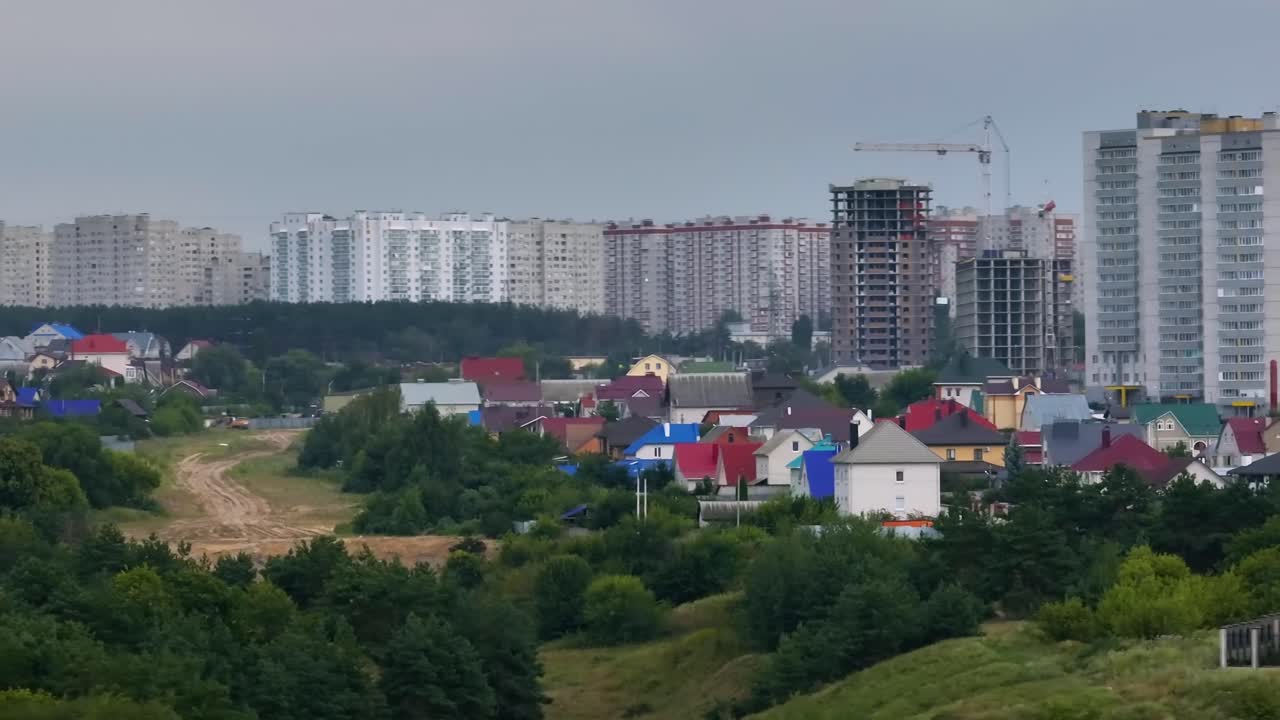 건설 및 주거 지역과 함께 도시 풍경