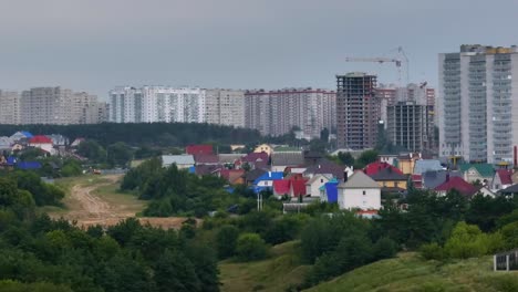 paisaje urbano con zonas de construcción y residenciales