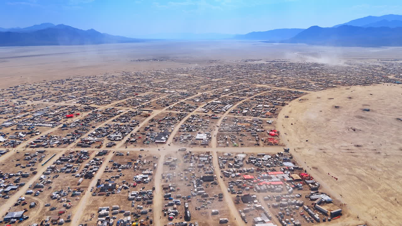 Impressive number of cars and campervans located in the Black Rock Desert. Circle of camp organized at the Burning Man festival