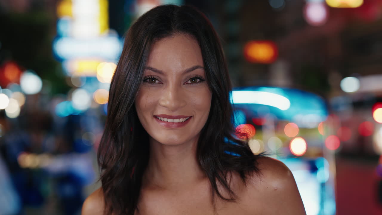 Mulher Sorrindo em Cidade Noturna
