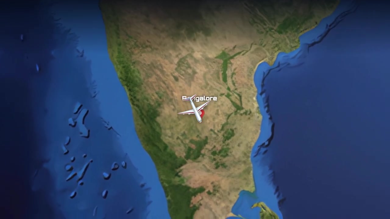 Animazione vista satellitare che traccia un aereo commerciale in volo da Charlotte, USA a Bangalore, India