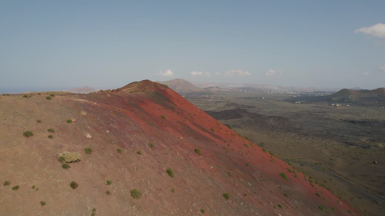 란사로테에 있는 라스 그리에타스 국립공원 산 중 하나의 공중 돌리 샷
