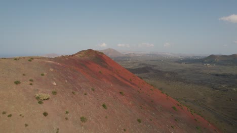 toma aérea de una de las montañas del parque nacional de las grietas en lanzarote