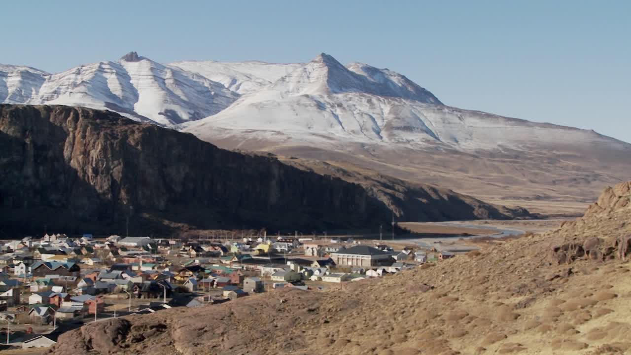 pan a través de la ciudad de el chalten en una de las regiones más remotas de la patagonia