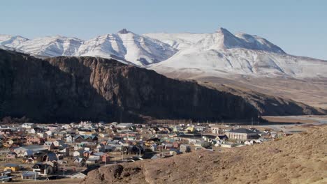 Panorámica-A-Través-De-La-Ciudad-De-El-Chalten-En-Una-De-Las-Regiones-Más-Remotas-De-La-Patagonia