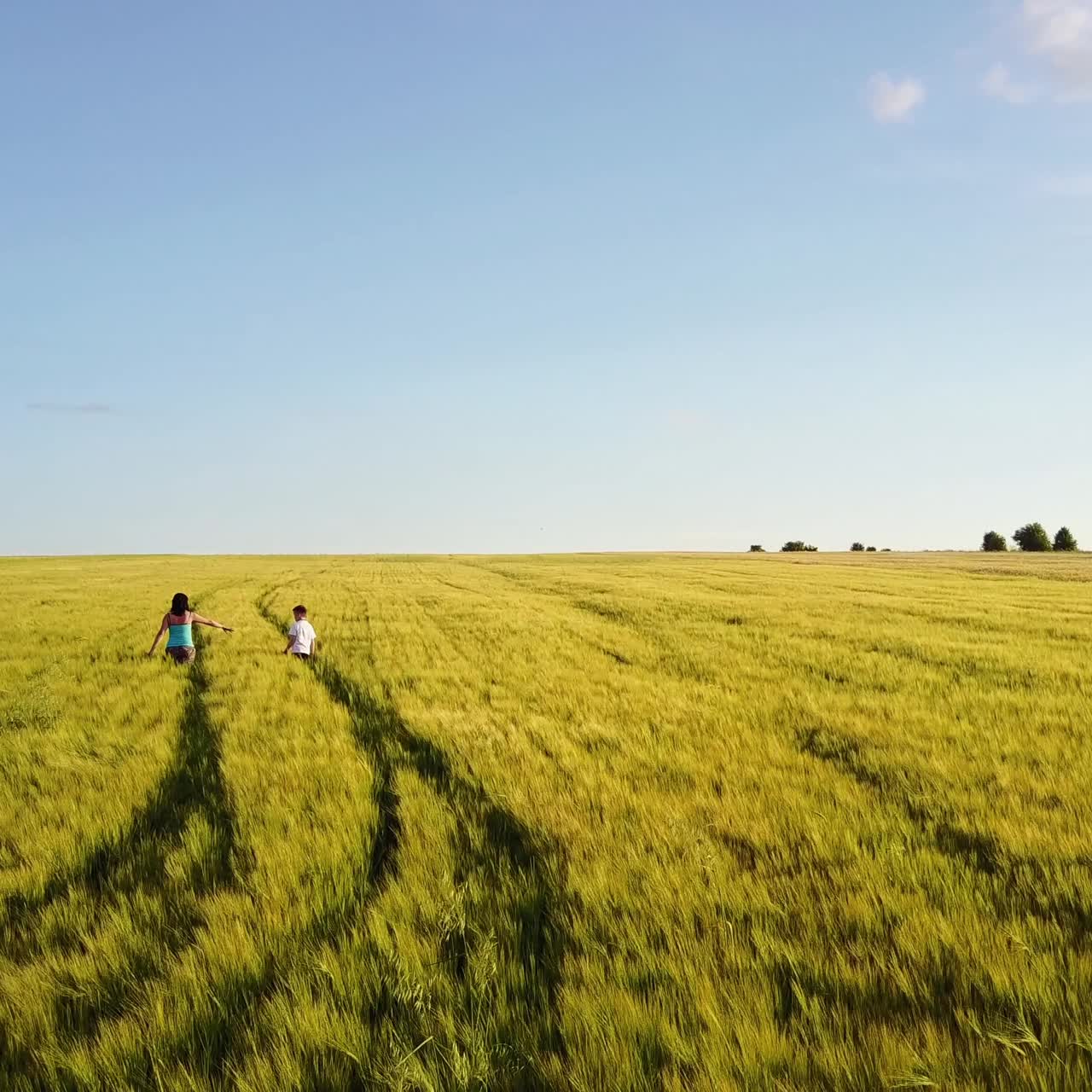 madre con su hijo caminando por el campo