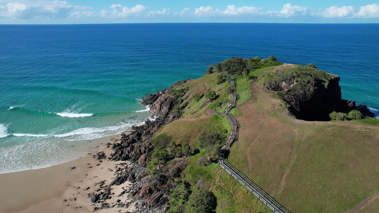카바리타 비치 (cabarita beach), 노스 리버스 (northern rivers), 뉴 사우스 웨일즈 (new south wales), 오스트레일리아의 나무로 된 보드워크가 있는 노리스 헤드랜드 (norries headland) 의 공중 사진