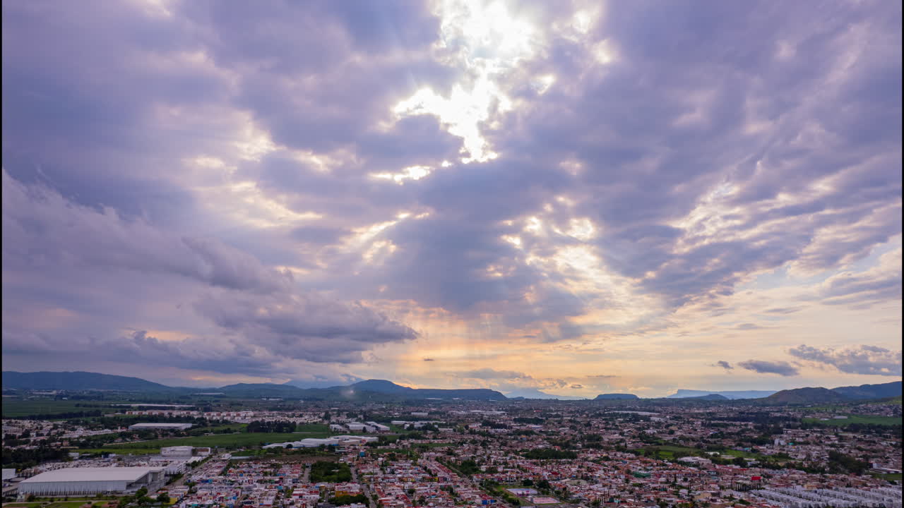 아래 3분의 1은  ⁇ 창하는 도시를 보여주고, 위 3분의 2는 구름의 인상적인 움직임을 보여줍니다.