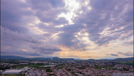 el tercio inferior muestra una ciudad en expansión, mientras que los dos tercios superiores muestran el impresionante movimiento de las nubes