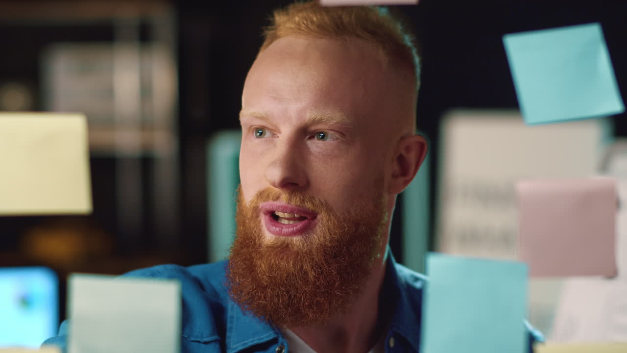 미소 짓는 남성 전문가가 배에 스티커를 붙이고 있습니다.