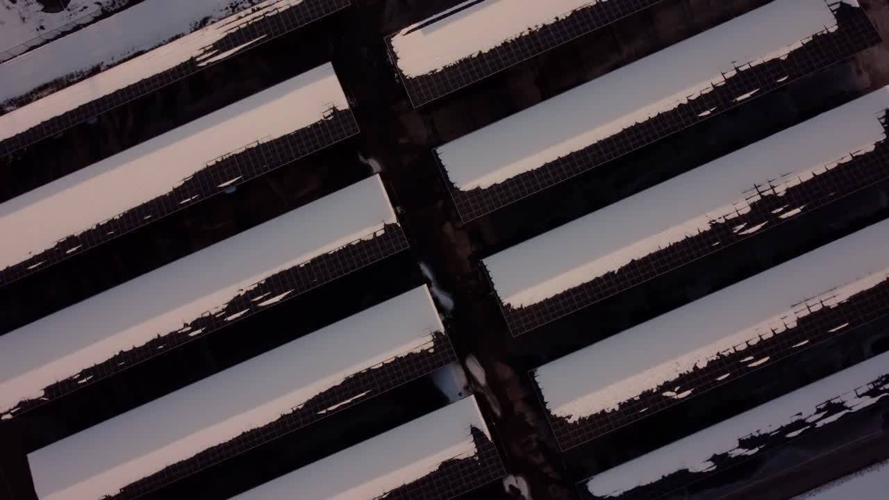 Una vista dall'alto dei pannelli solari innevati a Calgary