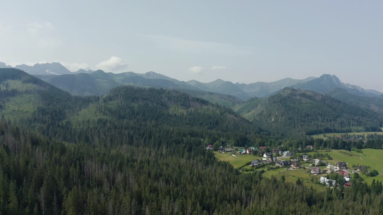 bosque alpino cerca del pueblo de cyrhla, zakopane, polonia desde el aire