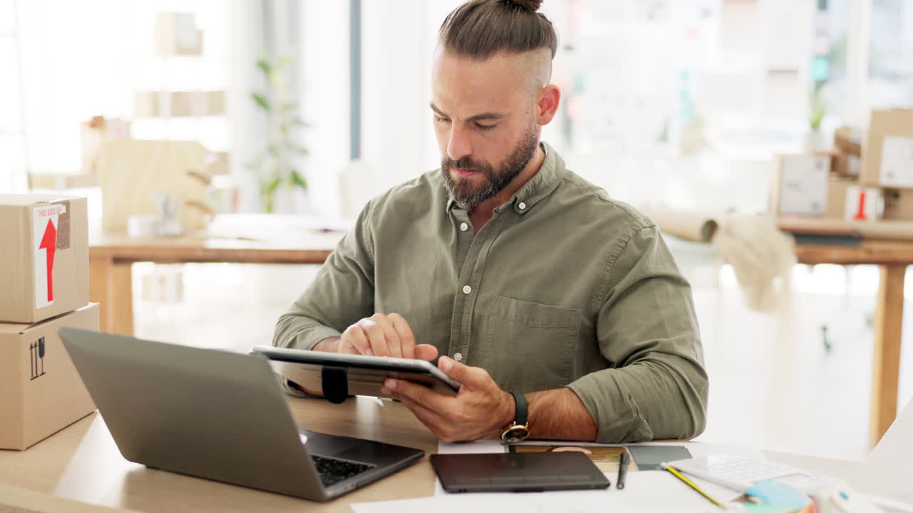 tableta, hombre de negocios y diseñador de moda en la tienda
