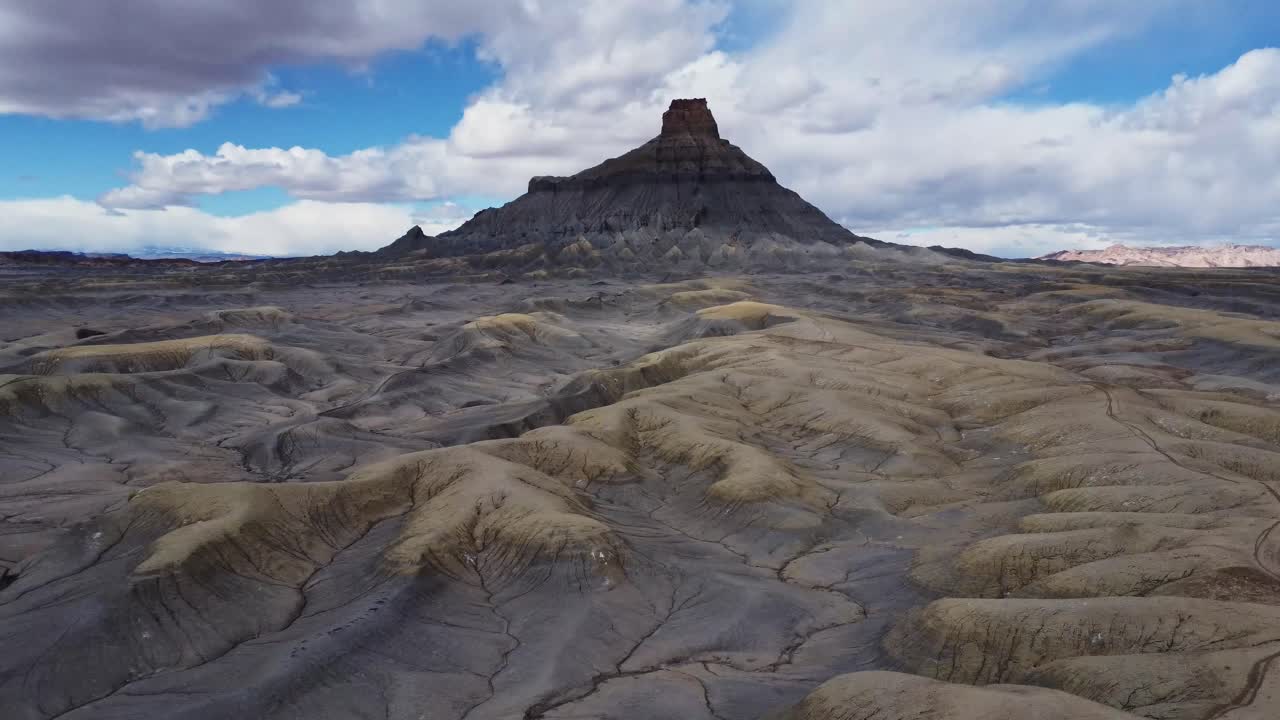 웨인 카운티의 바위산과 함께 계곡의 그림 같은 풍경