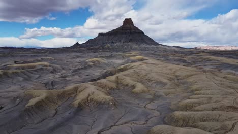 pintoresco paisaje de valle con montaña rocosa en el condado de wayne
