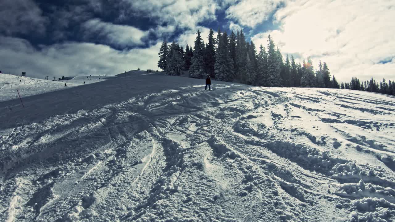 un niño perezoso haciendo snowboard cuesta abajo