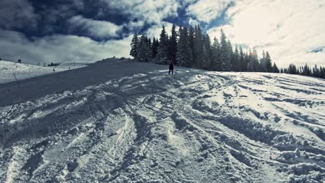 Ein-Kind-Faul-Snowboarden-Bergab